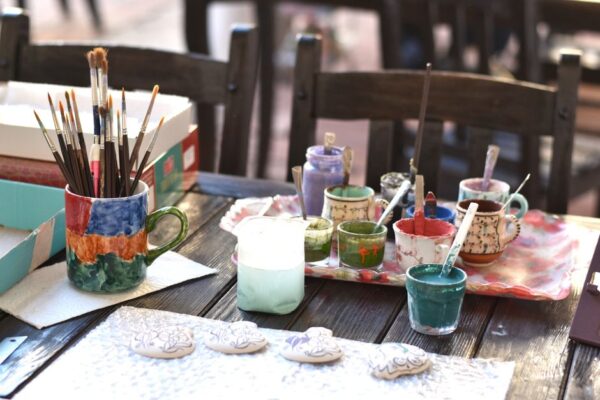 Explorando el Arte de la Placa y la Pintura en Talleres