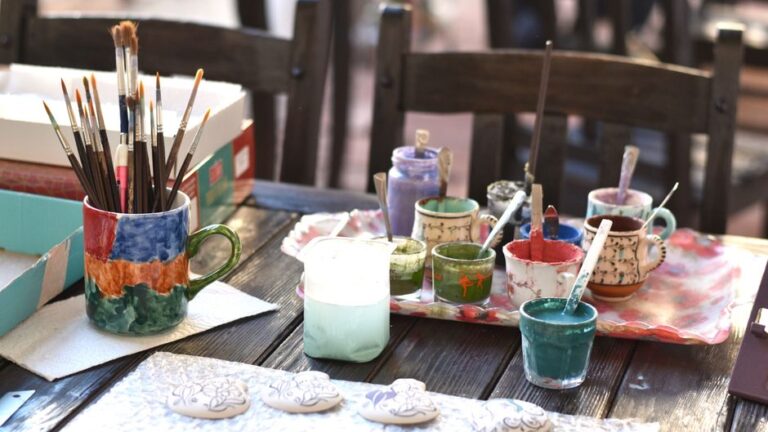 Explorando el Arte de la Placa y la Pintura en Talleres