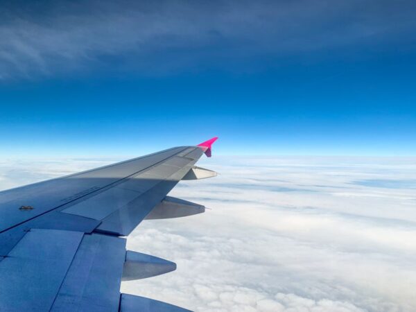 Descubre cómo encontrar vuelos baratos y viajar más