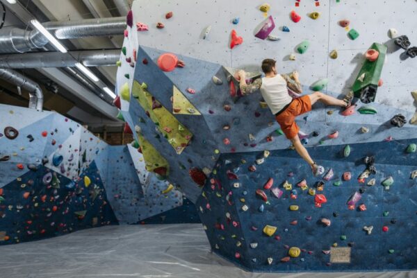 La Aventura Vertical: Explorando el Gimnasio de Escalada