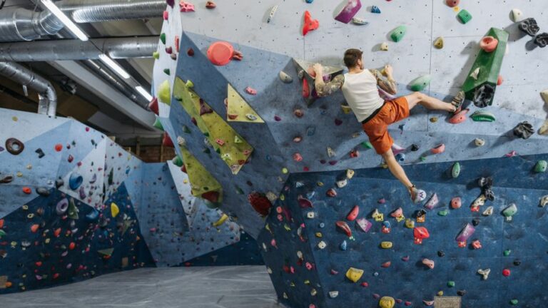 La Aventura Vertical: Explorando el Gimnasio de Escalada